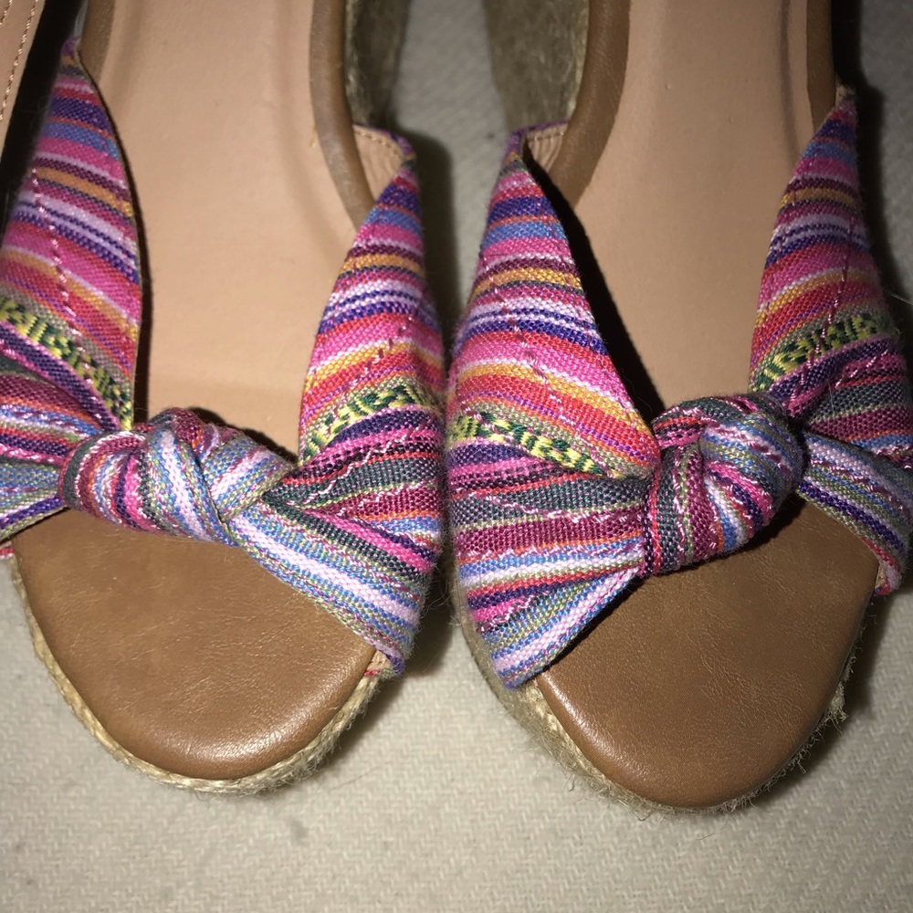 🎉CLOSET CLOSING🎉 Super cute stripped wedges